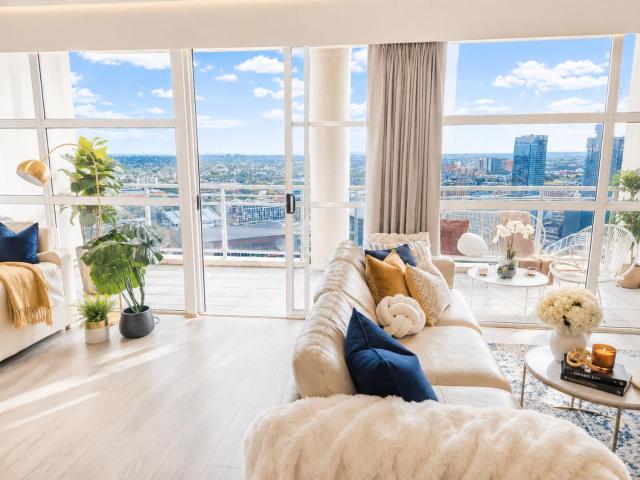 Lvl 32 Sub-Penthouse with Harbour Views