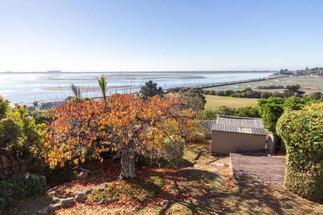 Coastal Retreat Family Home - Sea Views & Parking