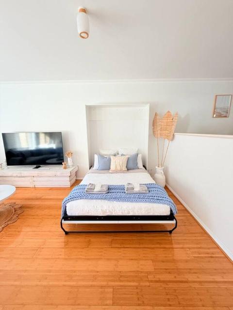 The Scarborough Beach House - Walk to the beach!