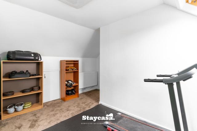 Stylish 6BR Manchester Home w Parking & Gym