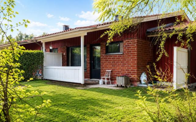 Peaceful one-bedroom apartment, private yard and parking