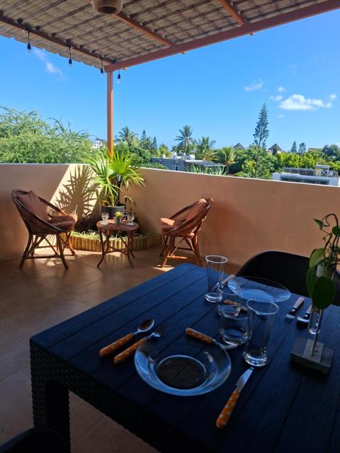 Freesia Rooftop Apartment - 1 Bedroom, Pool, 3min Walk to Beach & Shops