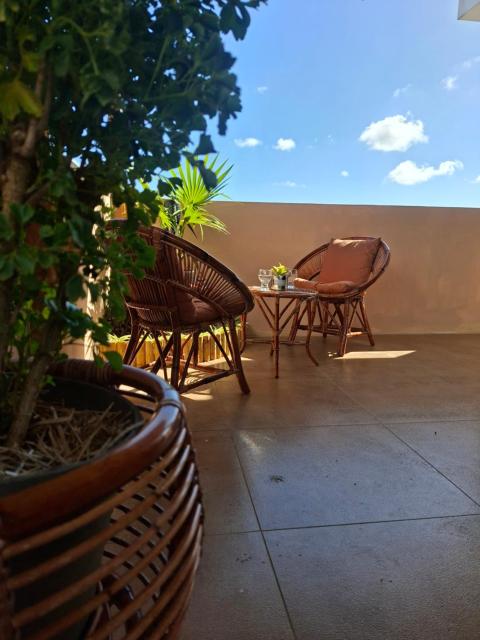 Freesia Rooftop Apartment - 1 Bedroom, Pool, 3min Walk to Beach & Shops