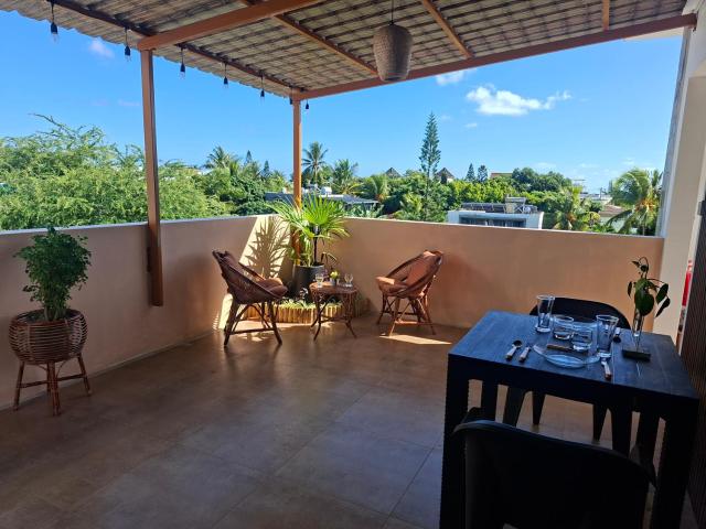 Freesia Rooftop Apartment - 1 Bedroom, Pool, 3min Walk to Beach & Shops