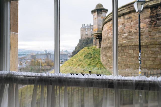 Chic 1BD Flat - wViews of Edinburgh Castle!