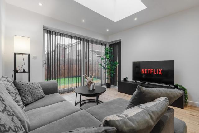 Group-Friendly 3BR House with Driveway Parking in Manchester