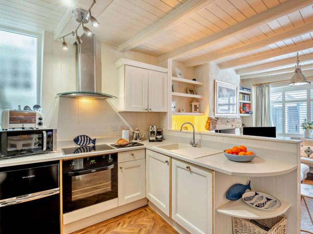 3 Bed in Robin Hoods Bay oc-g0087