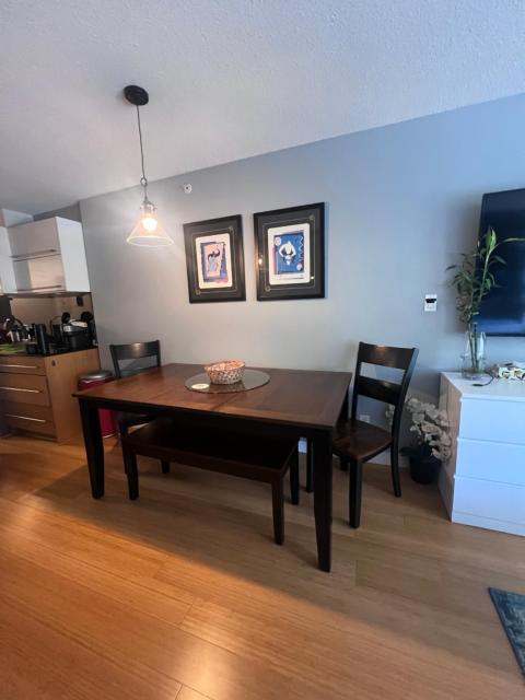 Modern Chinatown Condo - 1 bdrm with parking & Wifi