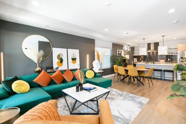 Stunning 3BD 3.5 BA - 10 Min to Downtown! Garage!