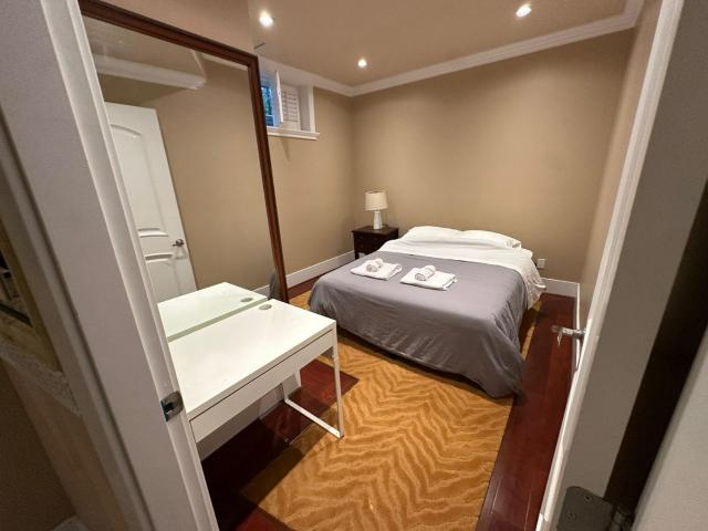 Cozy Room with Full Home Access Next to Mall & Skytrain
