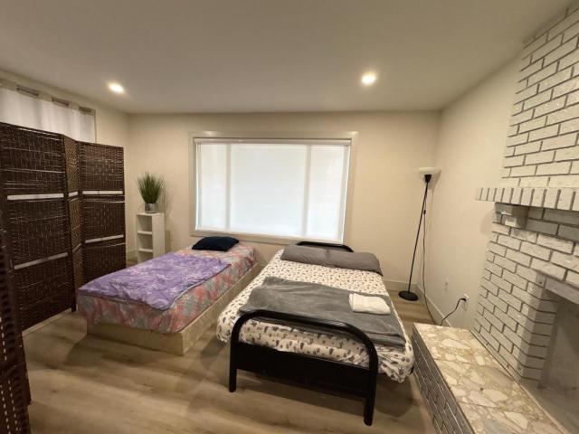 Downtown Vancouver Open Living Room Stay- Walk to BC Place, Skytrain with Free Parking