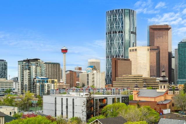 Calgary Tower View with Rooftop Patio & UG Parking
