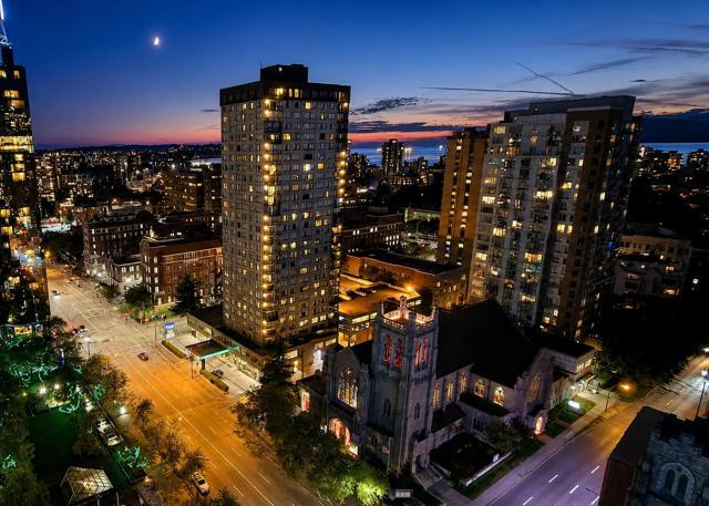 Modern 2 bd-3 beds city, ocean, mountain views, AC