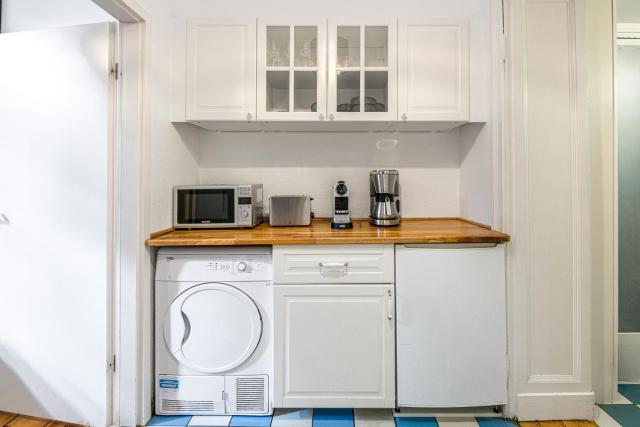 The Gleditsch - Central Schöneberg location, 1BR, 1 living room, group friendly, ideal for 2 - 4 Guests