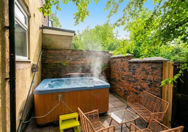6BR Modern Home in Salford Sleeps 13 | Uni Nearby