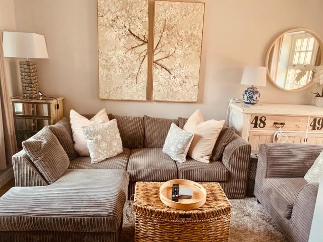 Hops Cottage, Yarm - 2 bedroom cottage with private parking in gated Mews
