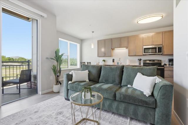 Madison apt with Laundry Pool Gym & Free Parking