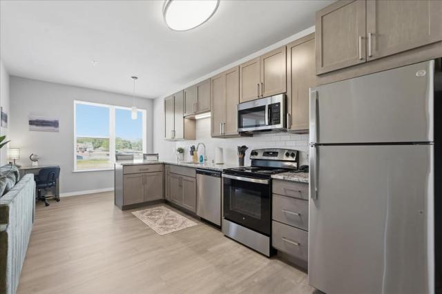 Madison apt with Laundry Pool Gym & Free Parking