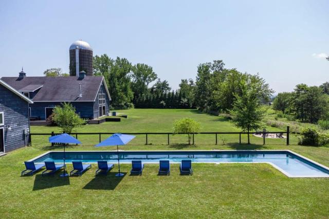 Falls Road - Stunning Views in a Restored Barn
