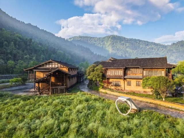 Zhangjiajie Wulingyuan L Resident Luxury Resort Near Huanglong Cave & Zhangjiajie National Forest Park - Tujia Culture experience, Free Breakfast, Free pick up service, Travel Services