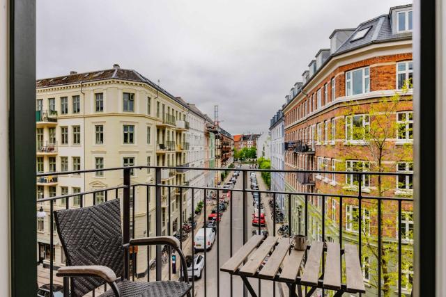 Central Apt at Enghave Plads w 2 Balconies
