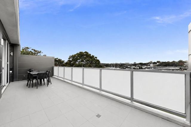 Designer 1-Bed Apartment with Balcony