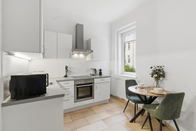 Bright - 3BR - Fast Wifi - At Bus and Tram Station