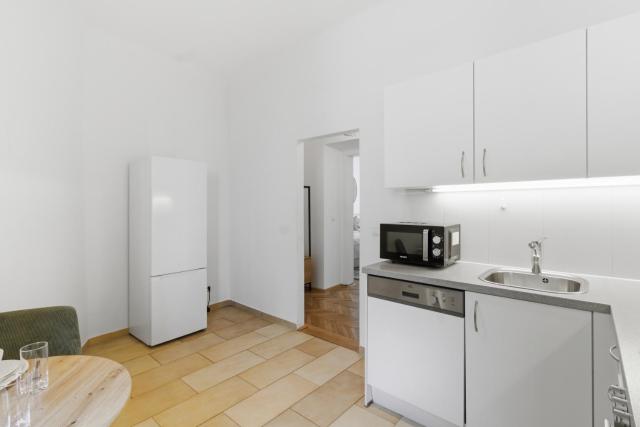 Bright - 3BR - Fast Wifi - At Bus and Tram Station