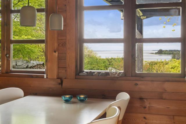 Nature Holiday In Peaceful Log Cabin By Water