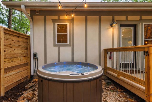 Steps Away Cottage - Hot Tub Fire Pit Downtown Family Friendly