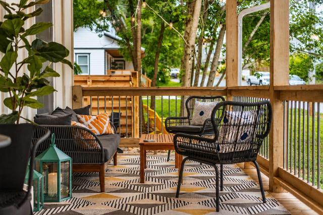 Steps Away Cottage - Hot Tub Fire Pit Downtown Family Friendly