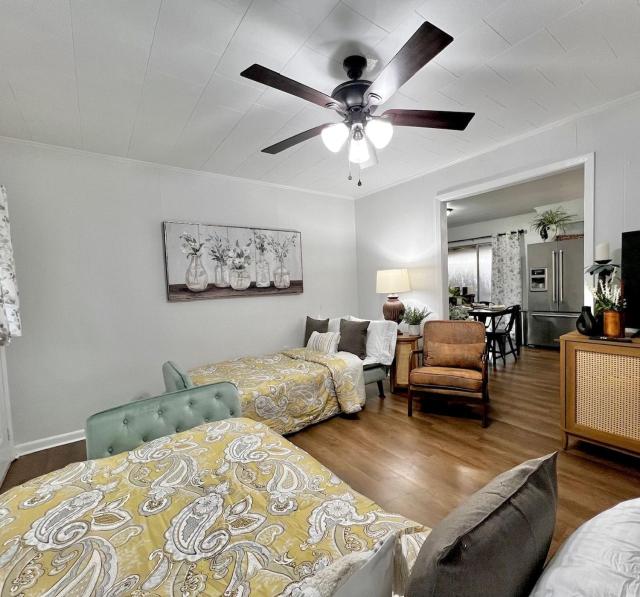 Spacious Southern Retreat - Sleeps 10 - 5 Beds