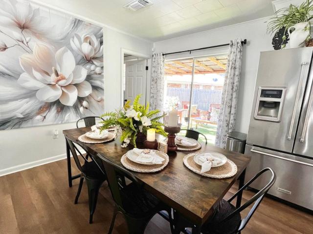 Spacious Southern Retreat - Sleeps 10 - 5 Beds