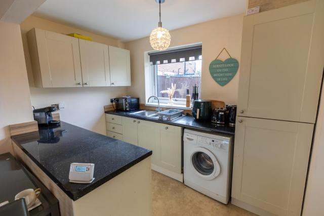 St Lukes House -Near Nissan & Stadium - Contractor & Family- Friendly, Free Wifi & Free Parking