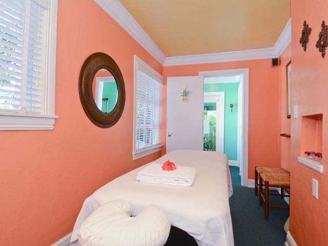 Pineapple Point Guesthouse & Resort - Gay Men's Resort