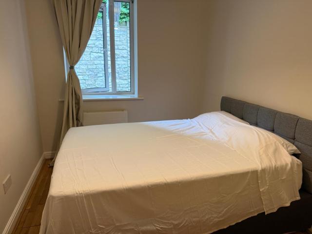 Bright En-Suite Room with Free Parking and bus links