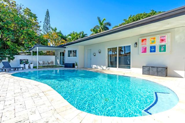 Sunny House With Pool - Spacious