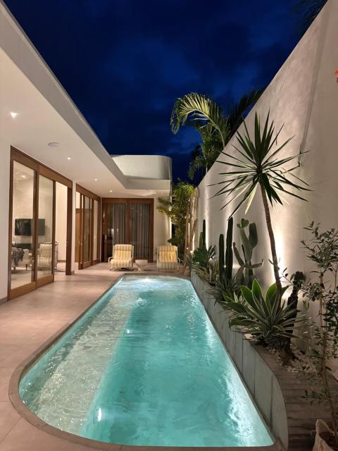 Contemporary 3 BDR Berawa Pool Villa 4 minutes to Finns