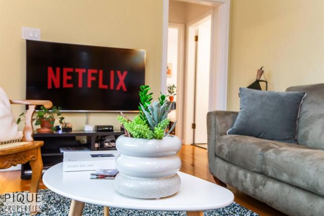 Casa LeBlanc - Latin Vibes - Sleep 4 - Netflix - Long Term
