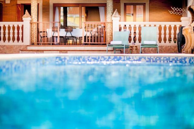 Beach house with private pool, aa and bbq in front of the sea