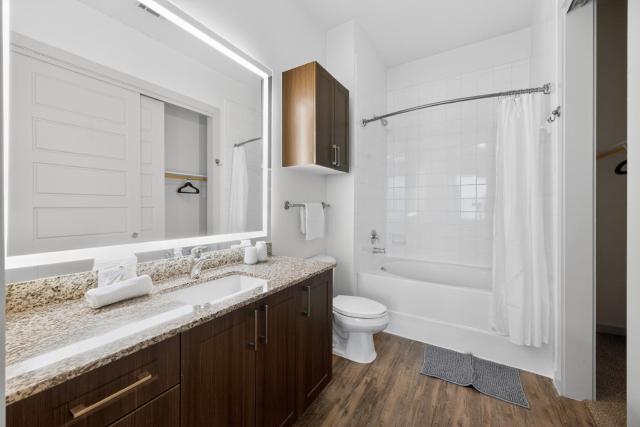 Stylish 2 Bed, 2 Bath Near Dining & Entertainment