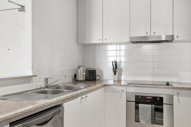 Central Perth 1BR Apartment with Parking