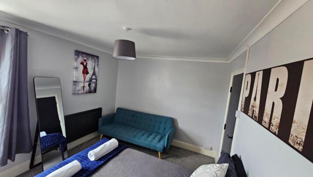 Entire 3 bed house in Gloucester