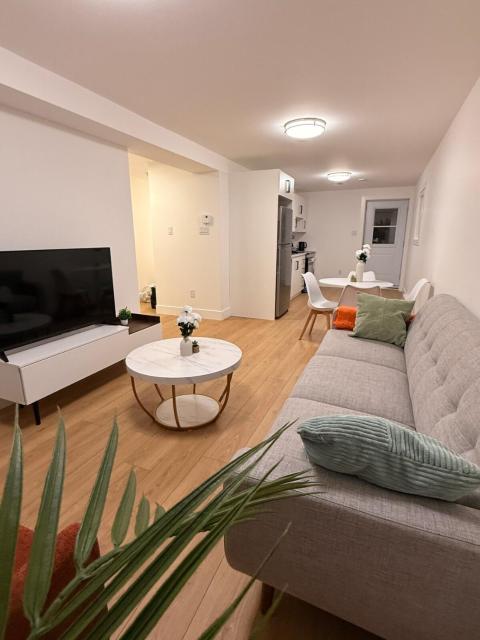 Modern 2BR Suite, Wifi, Workstation and Comfy Beds