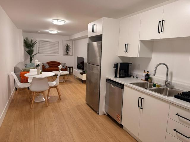 Modern 2BR Suite, Wifi, Workstation and Comfy Beds