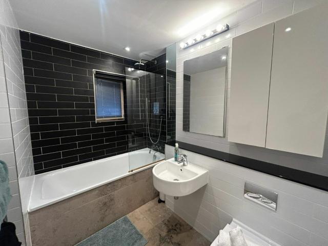 Stylish 2BDR House with 2 Bathrooms Garden