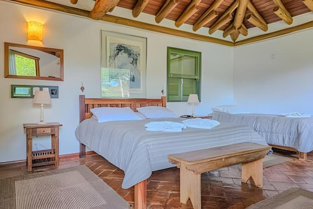 Lindo chalé com lareira, sauna e piscina.