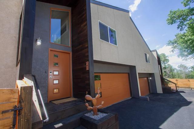 Rustic-Modern Townhome B - Ivy Wild Downtown
