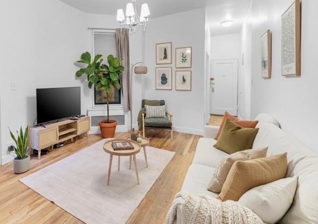 Charm 2Bd in Upper East Side with Backyard