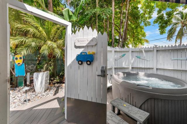 Sunset Suite Historic 2 Bedrooms Sleeps 4 Private Spa